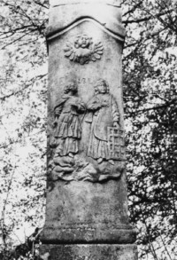 Deux saints sont représentés sur la face du fût-stèle (photographie du service régional de l'inventaire de Lorraine).