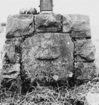 Le socle est constitué d'un remploi de l'ancienne croix (photographie du service régional de l'inventaire de Lorraine).