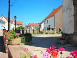 Lors de la création du nouveau cimetière, quelques anciennes tombes ont été laissées autour de l'église et aménagées à gauche de l'entrée.