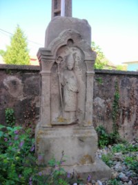 Lors de la création du nouveau cimetière, quelques anciennes tombes ont été laissées autour de l'église et aménagées à gauche de l'entrée.