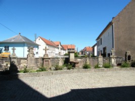 Lors de la création du nouveau cimetière, quelques anciennes tombes ont été laissées autour de l'église et aménagées à gauche de l'entrée.