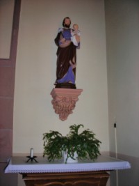 L'autel latéral droit de l'église Saint-Pierre de Rimling est dédié à saint Joseph. Depuis la seconde guerre mondiale, seul le tombeau subsiste, tandis que la statue trône sur une console.