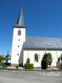 La tour-clocher de l'église Saint-Pierre de Rimling.