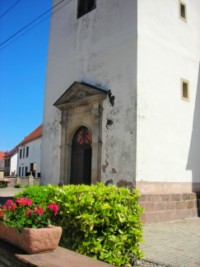 L'entrée actuelle de l'église de Rimling date de la restauration de 1823, durant laquelle des niveaux supérieurs ont été ajoutés à la tour-clocher et le portail refait.