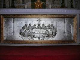 Le devant d'autel, occupant toute la surface du tombeau du maître-autel de l'église Saint-Pierre de Rimling, représente la Sainte Cène.
