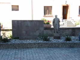 Devant l'église, un monument est érigé en l'honneur de tous les curés qui ont desservis la paroisse Saint-Pierre de Rimling.