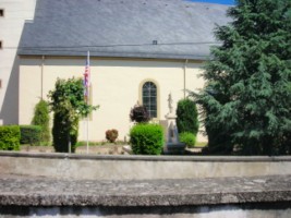 Le monument aux morts de la commune de Rimling se situe à droite de l'église paroissiale Saint-Pierre.