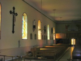 La nef de l'église Saint-Pierre, vers la tribune.