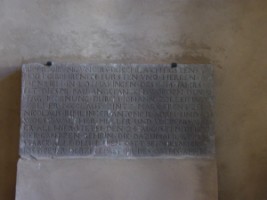 Sous le clocher, une plaque nous rappelle les conditions de la construction de la première église en 1614, ainsi que les noms des constructeurs.