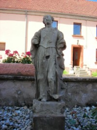 Lors de la création du nouveau cimetière, quelques anciennes tombes ont été laissées autour de l'église et aménagées à gauche de l'entrée.