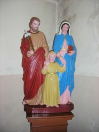 Un groupe sculpté représentant la Sainte Famille est situé au fond de l'église Saint-Pierre de Rimling.