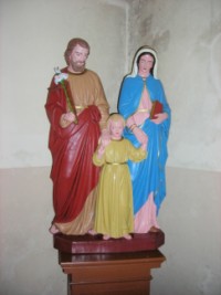 Un groupe sculpté représentant la Sainte Famille est situé dans l'angle nord-ouest, au fond de l'église.