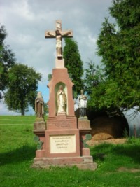 Sainte Thérèse est sculptée en ronde-bosse sur le calvaire érigé en 1927 à la sortie du hameau d'Ohrenthal vers Schweyen, à Rolbing.