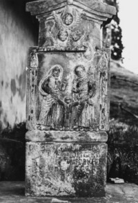 La Sainte Famille est représentée sur une croix monumentale datant de 1822 et érigée dans le hameau du Gertzberg à Rolbing (photographie du service régional de l'inventaire de Lorraine).