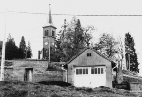 La croix se situe dans la rue des écoles (photographie du service régional de l'inventaire de Lorraine).