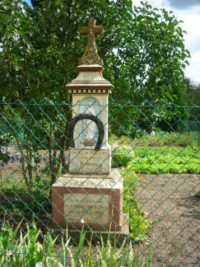 Au centre du même hameau d'Ohrenthal, une croix de chemin est dressée en 1893 par la famille Leichtnam. Notre-Dame de Lourdes est représentée sur toute la surface du fût.