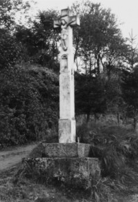 La croix est à fût droit à niche et le croisillon en croix latine (photographie du service régional de l'inventaire de Lorraine).
