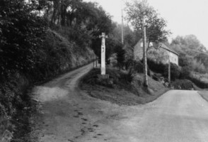 La croix se situe au bout du hameau d'Opperding, vers l'Allemagne (photographie du service régional de l'inventaire de Lorraine).