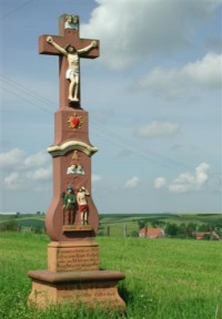 Prs de l'cart d'Ohrenthal  Rolbing, cette croix de chemin est  ft et socle galbs et peinte en polychromie, comme le veut la tradition rgionale. Elle reprsente saint Wendelin et saint Sbastien sur son ft.