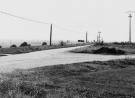 La croix est située au croisement des routes menant de Rolbing à Schweyen d'une part et Ohrenthal d'autre part (photographie du service régional de l'inventaire de Lorraine).