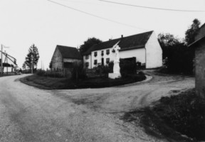 Le quartier d'Unterecke et la croix de 1824 (photographie du service régional de l'inventaire de Lorraine).