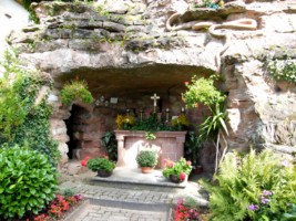 La grotte de Lourdes est fidèlement entretenue et fleurie par les paroissiens de Rolbing. La grotte de Lourdes est fidèlement entretenue et fleurie par les paroissiens de Rolbing.