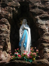 Dans la grotte de Rolbing, l'auréole de la Sainte Vierge est complétée - comme à Lourdes - des paroles par lesquelles Notre-Dame s'est présentée à sainte Bernadette : " Ich bin die Unbefleckte Empfängnis " (Je suis l'Immaculée Conception).