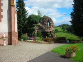 La grotte de Lourdes est érigée au pied de l'église paroissiale de Rolbing, à droite de l'entrée. La grotte de Lourdes est érigée au pied de l'église paroissiale de Rolbing, à droite de l'entrée.