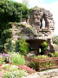 Une très belle réplique de la grotte de Lourdes - sans doute l'une des plus belles du Bitscherland - est bâtie par la paroisse à l'ombre de l'église paroissiale, en 1927, alors que l'abbé Neu était curé.