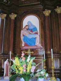 Une statue de la Pietà trône sur l'autel latéral gauche de l'église de Rolbing.
