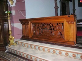 Le chœur est encore fermé par un beau banc de communion en bois.