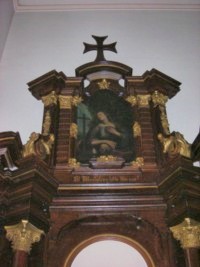 Sainte Marie-Madeleine est représentée sur le fronton du retable de l'autel latéral gauche.