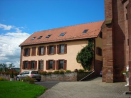 Le presbytère est construit au Sud de l'église, en bordure du chemin qui y mène.