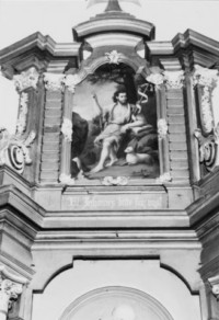 Saint Jean-Baptiste est le personnage principal de la peinture du fronton du retable de l'autel latéral droit de l'église de Rolbing (photographie du service régional de l'invenaire de Lorraine).