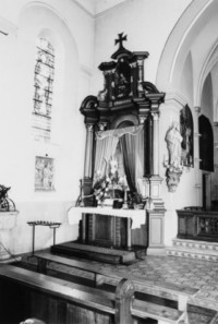 L'autel latéral gauche est dédié à la Très Sainte Vierge de Pitié et le fronton du retable représente sainte Marie-Madeleine repentante (photographie du service régional de l'invenaire de Lorraine).