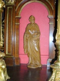 Les statues des quatres saints Évangélistes sont situées dans des niches du maître-autel.