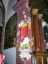 Une statue du Sacré-Cœur de Jésus est située à droite de l'arc triomphal de l'église de Rolbing.