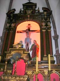 Le groupe de la Crucifixion domine le maître-autel de l'église de Rolbing.