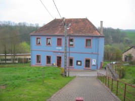 La mairie de Rolbing se situe dans le quartier du Gertzberg, au pied de l'église paroissiale (photographie de " Frédébix ").