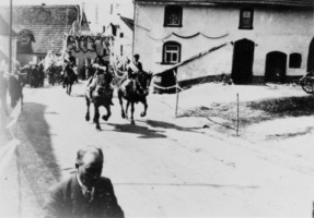 La rue de l'église en 1939, lors de la venue de Monseigneur Heintz.