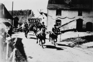 La rue de l'église au moment de la visite de Monseigneur Heintz.