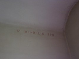 Des invocations sont inscrites sur les murs de la chapelle : ici, à saint Wendelin.