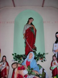 La statue de sainte Marguerite, dominant le dragon, surplombe le petit sanctuaire.