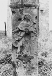 Notre-Dame des Sept-Douleurs est représentée sur le fût (photographie du service régional de l'inventaire de Lorraine).