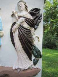 Sainte Marguerite est représentée sur le registre supérieur du fût de la croix de la chapelle des saints de Schweyen.