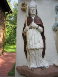Un saint évêque n'est pas identifiable : il s'agit peut-être de saint Blaise, vénéré dans la chapelle.