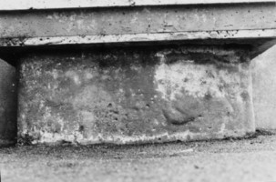 Le socle pourrait être un élément gallo-romain remployé (photographie du service régional de l'inventaire de Lorraine).