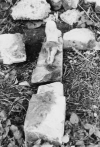 Les fragments du croisillon (photographie du service régional de l'inventaire).