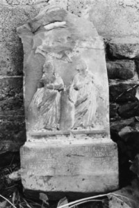 Le registre inférieur du fût représente la Sainte Vierge et saint Jean (photographie du service régional de l'inventaire).