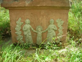 La Sainte Famille en marche occupe la face du socle de la croix Meyer de Schweyen, entourée de deux arbustes. Datant de 1827, elle se situe à proximité de la chapelle des saints, en bordure de la route menant à Rolbing.